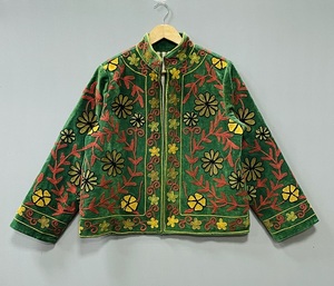 Elegante Chaqueta Suzani con Cuello Alto Bordado a Mano, Chaqueta de Invierno de Manga Larga Hecha a Mano, 100% Lana, Estilo Elegante y Cálido - Product Image 1
