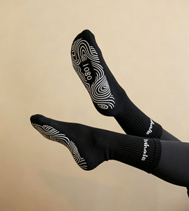 NOUVELLE ARRIVÉE Chaussettes de Pilates personnalisées avec logo pour femmes, chaussettes de yoga et de danse antidérapantes en coton de qualité supérieure, faible MOQ, vente en gros, chaussettes mi-mollet antidérapantes avec grip - Product Image 1