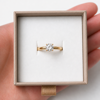 Boîte à bijoux beige avec logo personnalisé imprimé, emballage en papier durable avec poignée en ruban pour bague, boucles d'oreilles, bracelet