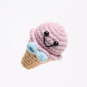 Grazioso Pupazzo di Gelato Fatto a Mano all'Uncinetto Decorazione per Feste Ciondolo Regalo - Product Image 5