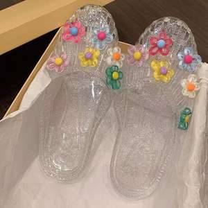 รองเท้าแตะผู้หญิงสไตล์เกาหลีแบบเจลลี่  ทันสมัยสำหรับใส่ข้างนอก  พร้อมที่คาดผมและเครื่องประดับลายดอกไม้ - Product Image 3