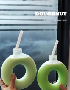 Coupelles à Fruits 500ml Nouveau Produit Bouteille à Boissons Transparente en Plastique pour Thé au Lait, Jus, Forme Donut Créative Tendance Influenceur - Product Image 1