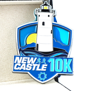 Medalla Personalizada de Aleación de Zinc Chapada en Oro - Diseño 3D de Faro, Medalla para Carrera de 10K, Chapada y Duradera - Product Image 4