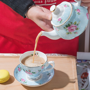 Juego de Tetera con 2 Tazas y Platillos de Porcelana Fina, Juego de Té Rojo de Cerámica Elegante de Alta Calidad para la Hora del Té - Product Image 5