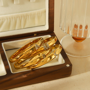 Brazalete Elegante con Letra Inglesa y Circonita Cúbica, Brazalete <span class=keywords><strong>de</strong></span> Acero Inoxidable con Baño <span class=keywords><strong>de</strong></span> <span class=keywords><strong>Oro</strong></span> <span class=keywords><strong>de</strong></span> 18k, Antideslustre, <span class=keywords><strong>para</strong></span> Mujer, Regalo - Product Image 1