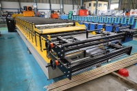 Machine automatique à double couche pour la fabrication de tuiles de toiture en acier architectural PPGI, utilisée pour la production de tôles.