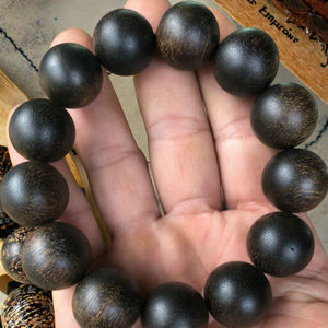 Pulsera de cuentas de madera de agar natural Difusor de aromaterapia Oud negro 16mm a 18mm - Product Image 1