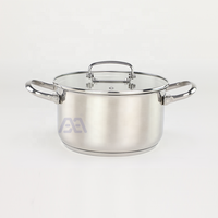 Set Peralatan Masak AXA Memiliki Desain yang Stylish dan Dapat Ditumpuk dalam Bahan Stainless Steel dengan Tiga Panci dalam Berbagai Ukuran dan Tutup yang Serasi dari Kaca