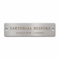 Plaque métallique sérigraphiée avec finition texturée, pour marquage de produits de créateurs, avec fixation par rivets