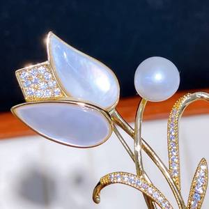 Broche Fleur de Poitrine en Perle d'Eau Douce Akoya Exquise 8-9mm, Tulipe en Nacre Naturelle d'Eau de Mer, Accessoires de Mode en Gros - Product Image 3