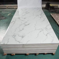 Panneau en PVC marbré moderne pour décoration intérieure haute brillance, imperméable et ignifuge, 1220x2440mm, pour usage domestique et commercial