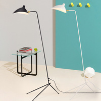 Canapé moderne de caractère Hôtel Serge Mouille Light Stand Lampadaire vertical noir