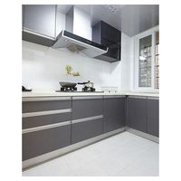 Ensemble de cuisine moderne avec armoires laquées et finition en bois, menuiserie de cuisine complète