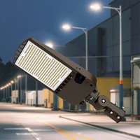 Lumière LED pour caisson lumineux avec support de montage sur poteau pour les projets d'éclairage des parkings, des routes, des places et de grandes surfaces extérieures