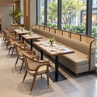 Table de restaurant, plateau rectangulaire en pierre veinée blanche avec bordure en bois foncé et base à colonne centrale pour café et bistrot