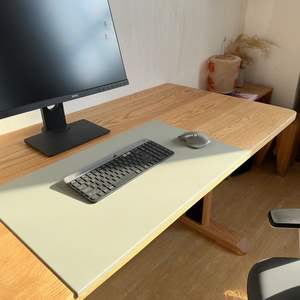 Bureau électrique réglable en hauteur en bois massif, bureau d'ordinateur en chêne avec pieds et structure réglables pour usage domestique ou professionnel - Product Image 2