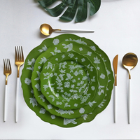 Assiettes de présentation vintage en porcelaine fine (bone china) à motif floral vert et blanc, idéales pour le pain, les salades et les dîners, parfaites pour les mariages et les réceptions de luxe.