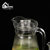 Carafe en verre au design classique pour eau froide, capacité 1300 ml, pichet à eau et jus pour usage domestique, article de service en verre très vendu sur le marché asiatique