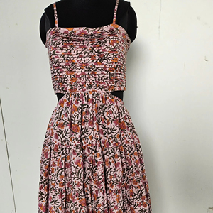 Achetez maintenant une robe longue maxi en coton imprimé à la main en Inde, motif floral uni, robe maxi longue à dos ouvert pour femmes - Product Image 1