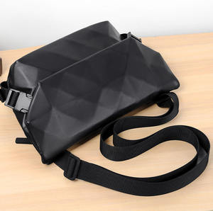 Sac banane de sport tendance pour homme avec logo personnalisé, qualité OEM, imperméable en PU, couleur unie, fermeture éclair - Product Image 6