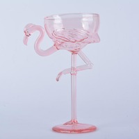 Gobelet Flamant Rose Créatif en Verre Sans Plomb Résistant à la Chaleur Coupe à Martini Design Classique Couleur Rose Vin Capacité 200ml pour Fête Bar