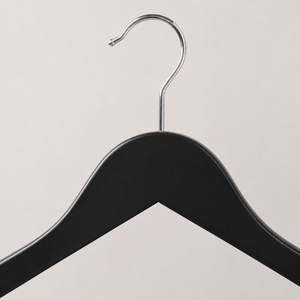 Cintre sur mesure en bois de hêtre massif noir avec barre porte-pantalon pour magasin de vêtements – Offre Spéciale - Product Image 4