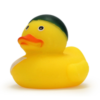 Anatra in PVC da 2 pollici a forma di pirata/bandito, giocattolo da bagno cigolante e galleggiante, personalizzabile con logo, per neonati e bambini 0-24 mesi, all'ingrosso