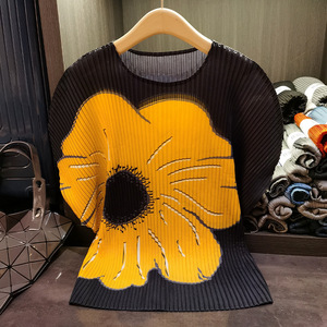 เสื้อยืดพลีททรงหลวมไซส์ใหญ่ลายดอกทานตะวัน ปี 2026 สำหรับผู้หญิง แขนทรงปีกค้างคาว ลายสก็อตแบบเป็นทางการ 3 มิติ เป็นมิตรกับสิ่งแวดล้อม ประดับลูกปัดแบบโปร่ง สำหรับฤดูร้อน - Product Image 4