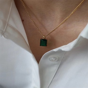 Collier pendentif rectangulaire en zircon coloré en acier inoxydable doré avec cristaux pour femme - Bijoux délicats - Product Image 4