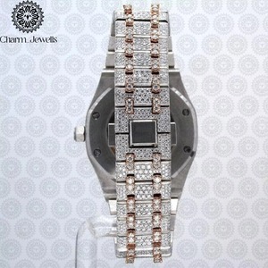 Montre-bracelet élégante de qualité supérieure avec diamants, idéale pour le bureau, les occasions décontractées, les événements et les fêtes. Disponible à la vente. - Product Image 2