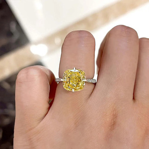 Anello Giallo con Design Quadrato Classico da Donna - Product Image 3