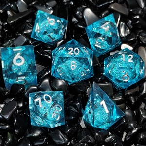 Juego de Dados de Resina Translúcida con Brillo, Dados Poliédricos Hechos a Mano con Bordes Afilados para Juegos de Rol de Mesa como Dungeons and Dragons - Product Image 6