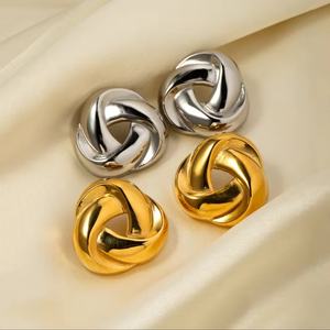 Achat en gros : Boucles d'oreilles clous élégantes vintage en acier inoxydable plaqué or 18 carats, motifs irréguliers ajourés tressés, pour femmes - Product Image 3