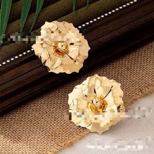 Pendientes Largos Bohemios Dorados de Moda, Novedad 2024, Venta al por Mayor, Textura Metálica Retro, Geométricos, Chapados en Rodio, con Forma de Flor, para Regalo - Product Image 5