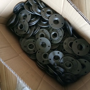 เห<span class=keywords><strong>ล</strong></span>็กดำอุตสาหกรรมห้องใต้ห<span class=keywords><strong>ล</strong></span>ังคาท่อ Handrail สำหรับบันไดหน้าแปลนเหล็กสีดำอ่อน3/4นิ้วมี3รูเพื่อให้การสนับสนุนผนัง - Product Image 3