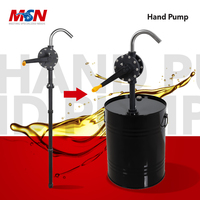 Pompe manuelle MSN avec débit de 0,35 L/cyclindre pour produits chimiques volatiles à base d'eau, entrée 1,1/4'' et portée de 1 m, conçue pour les fûts d'huile