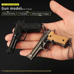 Modèle réduit d'armes en alliage Vente en gros Nouveaux produits 1:3 Beretta 7.5cm Mini pistolet en métal Porte-clés Modèle pistolet détachable Jouet - Product Image 3