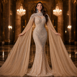 Abito da sera lungo in <span class=keywords><strong>tulle</strong></span> color champagne oro con scollo a cuore, perle, strass, nappe, ciondolo, perline floreali, maniche a cappuccio e fiocco a coda di pesce - Product Image 1