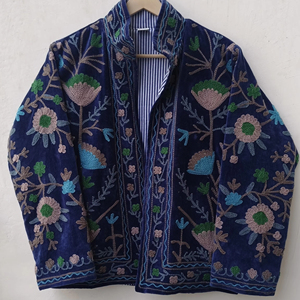 Veste en coton matelassée tissée à la main Suzani en polaire pour femme, coupe classique, idéale pour l'hiver - Product Image 1