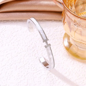 Bracciale a Polsino Aperto con Lettera H in Cristallo, Placcato Oro e Argento, in Acciaio Inossidabile, Gioielli di Moda per Donna - Product Image 4