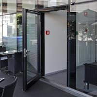 Portes d'entrée extérieures manuelles battantes en verre, simples/doubles, en aluminium, avec grilles, pour hôtels et villas, isolées thermiquement