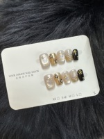 Faux ongles press-on faits main en marbre rose, motif floral 3D, feuille d'or, courts, carrés, réutilisables, personnalisables pour salons de manucure (vente en gros)