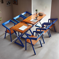 Combinaison table à manger et chaises carrées en bois massif de fer de style industriel et écologique pour les espaces commerciaux de bar de restaurant