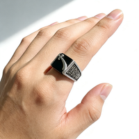 Kaanjewelry Bague d'index personnalisée pour homme en argent sterling 925 avec gravier d'agate noire incrusté, décoration métallique, large bande, style rétro, luxe léger