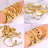 JUSNOVA Bracelet manchette martelé en acier inoxydable plaqué or 18 carats pour femme, étanche, avec perles et zircons cubiques colorés irréguliers, bijoux