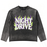 T-shirt col rond effet vieilli Kornit DTG, imprimé texte gothique Ice Flame sur toute la surface, bords bruts déchirés, coupe oversize, style streetwear, manches longues