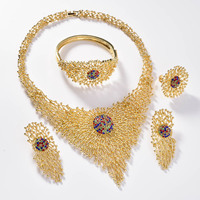 Parure de bijoux indienne pour mariée, style européen et américain, en or 18 carats incrusté de strass, comprenant collier, boucles d'oreilles, bagues et bracelets