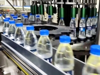 Ligne de production complète entièrement automatique pour l'embouteillage d'eau en bouteille, avec soufflage, remplissage, bouchage, convoyeur et emballage sous film rétractable