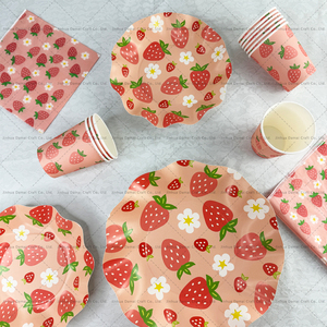 Service de table DAMAI Strawberry Party : assiettes, serviettes et gobelets en papier pour décorations de fête d'anniversaire pour filles - Product Image 1