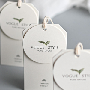 Tùy Chỉnh Sang Trọng In Logo Hình Dạng Đặc Biệt Giấy Màu Be Treo Tag Thiết Lập Kết Cấu Thẻ Giấy Biểu Tượng Cá Nhân Thẻ Giấy Cho Quần Áo - Product Image 2